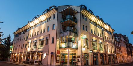 Außenansicht des Göbel's Sophien Hotels in Eisenach in der Abendämmerung