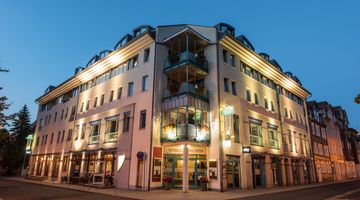 Außenansicht des Göbel's Sophien Hotels in Eisenach in der Abendämmerung