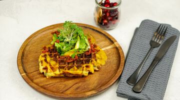 Kartoffelwaffel mit Loewenzahnsalat  im Hotel Quellenhof
