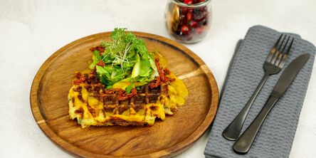 Kartoffelwaffel mit Loewenzahnsalat  im Hotel Quellenhof