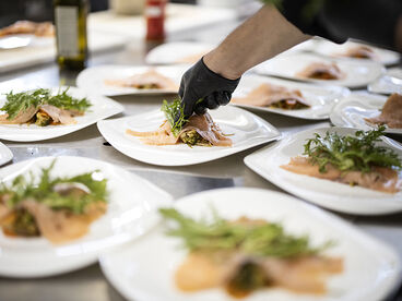 Vorbereitung von Vorspeisen mit Lachs im Hotel Quellenhof