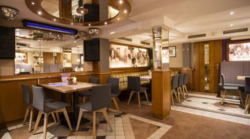 Restaurantbereich mit gedeckten Tischen 