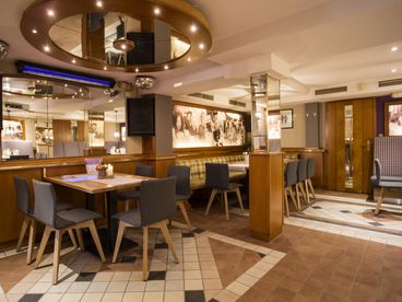 Restaurantbereich mit gedeckten Tischen 