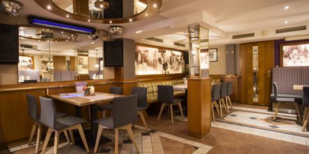 Restaurantbereich mit gedeckten Tischen 