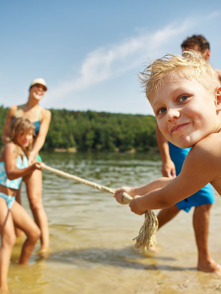 Kinder spielen im See als Ausflug vom Familienhotel in Hessen