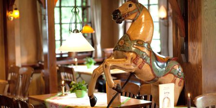 Pferdefigur in der Wirtsstube 