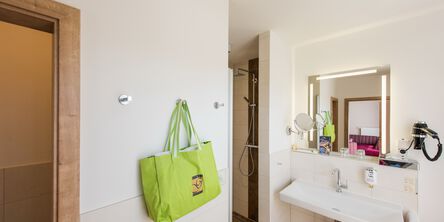 Badezimmer im Deluxe Doppelzimmer Hotel Quellenhof