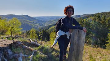 Wanderin auf dem Berggipfel 