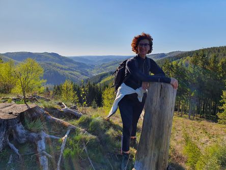 Wanderin auf dem Berggipfel 