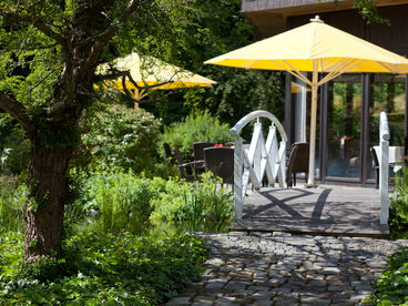 Weiße Brücke führt zum Restaurant