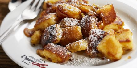 Frischer Kaiserschmarrn mit Puderzucker 