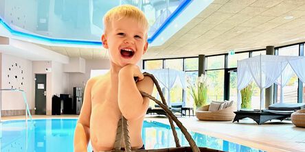 Kind vor dem Pool im Göbel's Vital Hotel