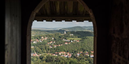 Ausblick aus einem Fenster der Wartburg auf Eisenach und den Thüringer Wald