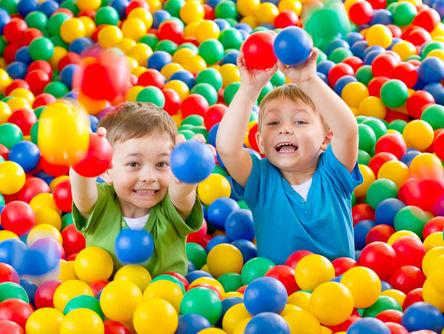 Zwei Kinder im Urlaub im Familienhotel in Hessen spielen im Bällebad