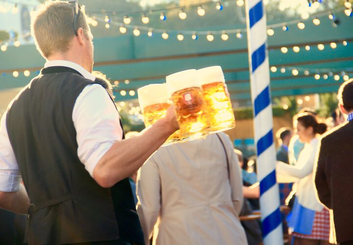 Bedienung trägt mehrere Maß Bier