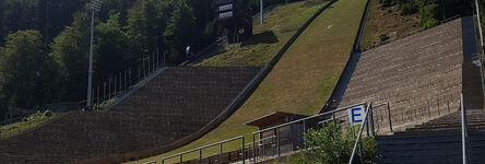 Skisprungschanze im Sommer 