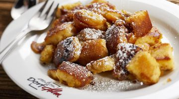 Frischer Kaiserschmarrn mit Puderzucker 