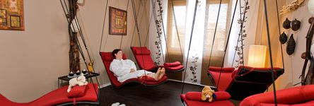 Im Ruheraum des Sauna- und Fitnessbereichs kann man sich auf von der Decke hängende Schwebeliegen entspannen.