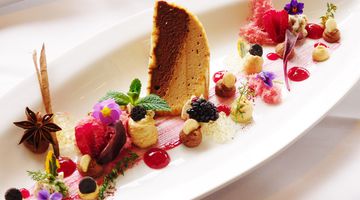 Ein ansprechend dekoriertes Dessert.