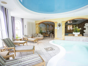 Ruheliegen am Rand des Innenpools im Hotel in Bad Wildungen