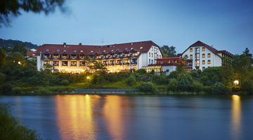 Außenansicht auf Göbels Seehotel am Diemelsee am Abend