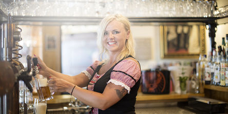 Servicemitarbeiterin zapft Bier