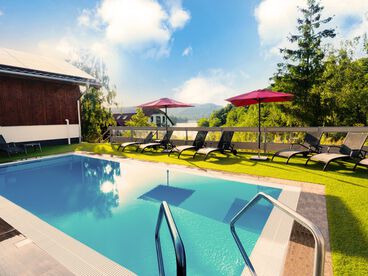 Außenpool  mit Sonnenliegen vom Hotel Quellenhof