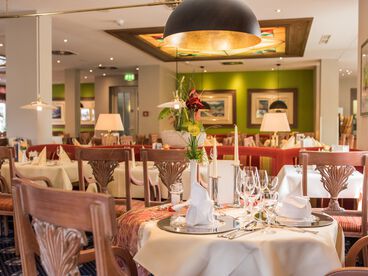 Gedeckter Tisch im Restaurant des Hotel Quellenhof