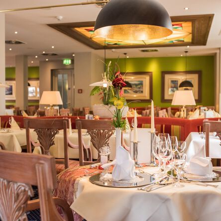 Gedeckter Tisch im Restaurant des Hotel Quellenhof