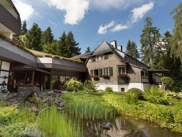 Blick auf  den Teich vor dem Stammhaus