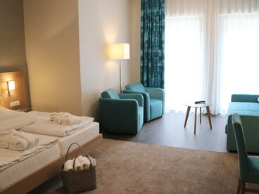 Schlaf- und Wohnbereich des neuen Doppelzimmers von Göbel's Romantikhotel Stryckhaus