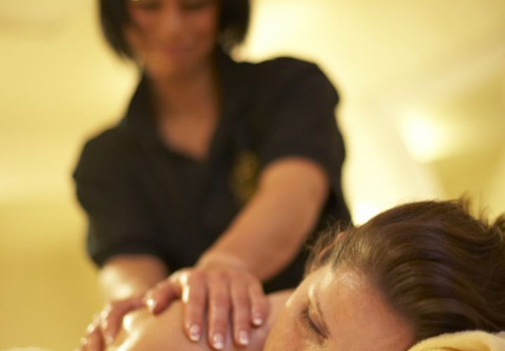 Entspannte Rückenmassage