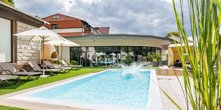 Außenpool mit Sonnenliegen 