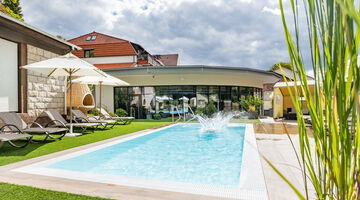 Außenpool mit Sonnenliegen 