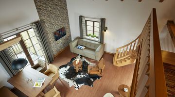 Blick vom zweiten Stock in den modern eingerichteten Wohnbereich im Bergchalet