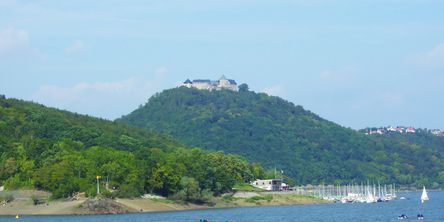 Der Edersee umgeben von grünen Bergen.