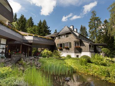 Blick auf  den Teich vor dem Stammhaus