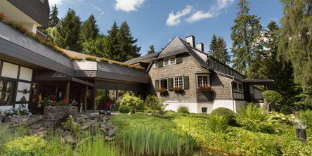 Blick auf  den Teich vor dem Stammhaus