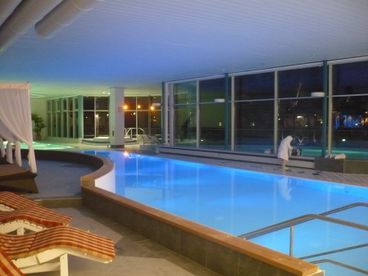 Innenpool mit Ruheligen im Wellnesshotel Bad Wildungen