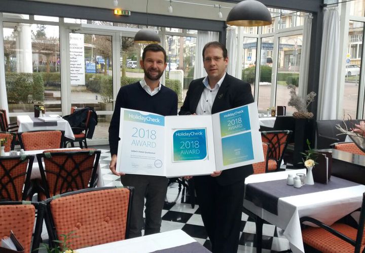Mitarbeiter präsentieren stolz den Holiday Check Award