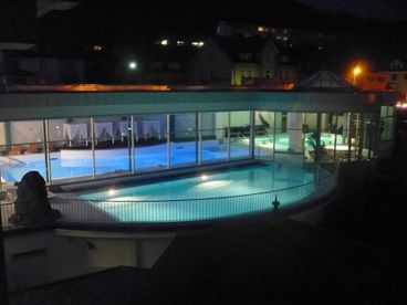Außenpool mit Blick auf die Innenpools im Hotel Quellenhof