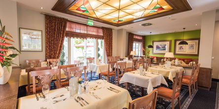 Gedeckte Tische im Restaurant des Hotel Quellenhof