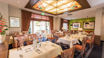 Gedeckte Tische im Restaurant des Hotel Quellenhof