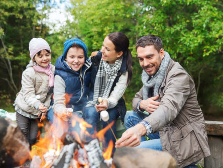 Familie macht Marshmallows am Lagerfeuer