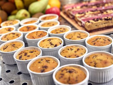 Nahaufnahme von Muffins in kleinen Porzelangefäßen auf einem Buffett