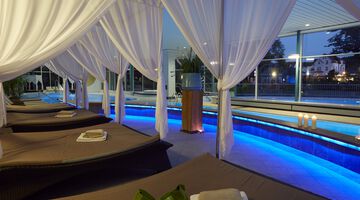 Auf den Liegen des Spa-Bereichs des Wellnesshotels AquaVita am Edersee lassen sich entspannte Stunden verbringen.