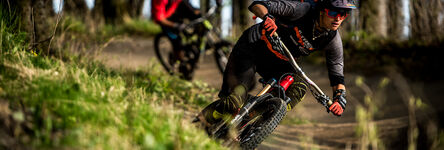 Zwei Mountainbiker fahren durch den Wald 