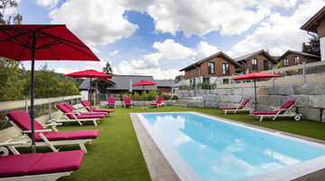 Beleuchteter Außenpool des Hotel Quellenhof
