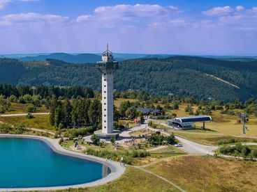 Blick auf den Ettelsbergturm neben der Seilbahn 