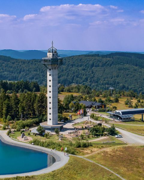 Blick auf den Ettelsbergturm neben der Seilbahn 